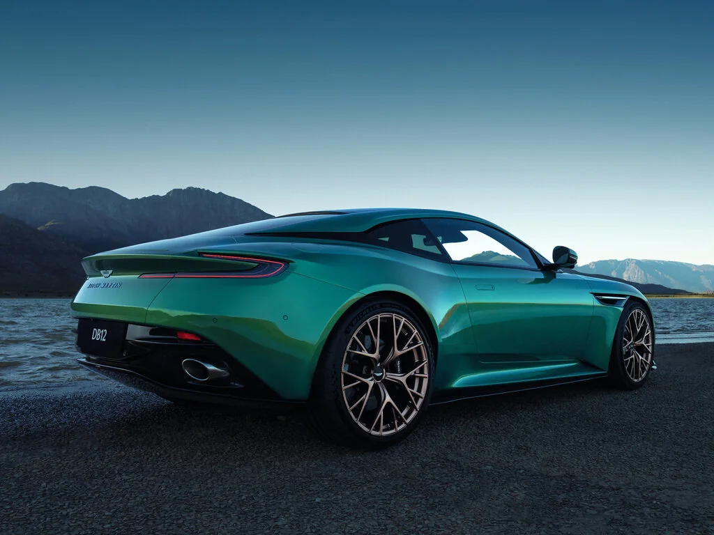 Фото Aston Martin DB12 (2026) — вид сзади, фото 4. Корма: рисунок фонарей, бампер и оформление пятой двери Aston Martin DB12 (2026) — вид сзади, фото 4