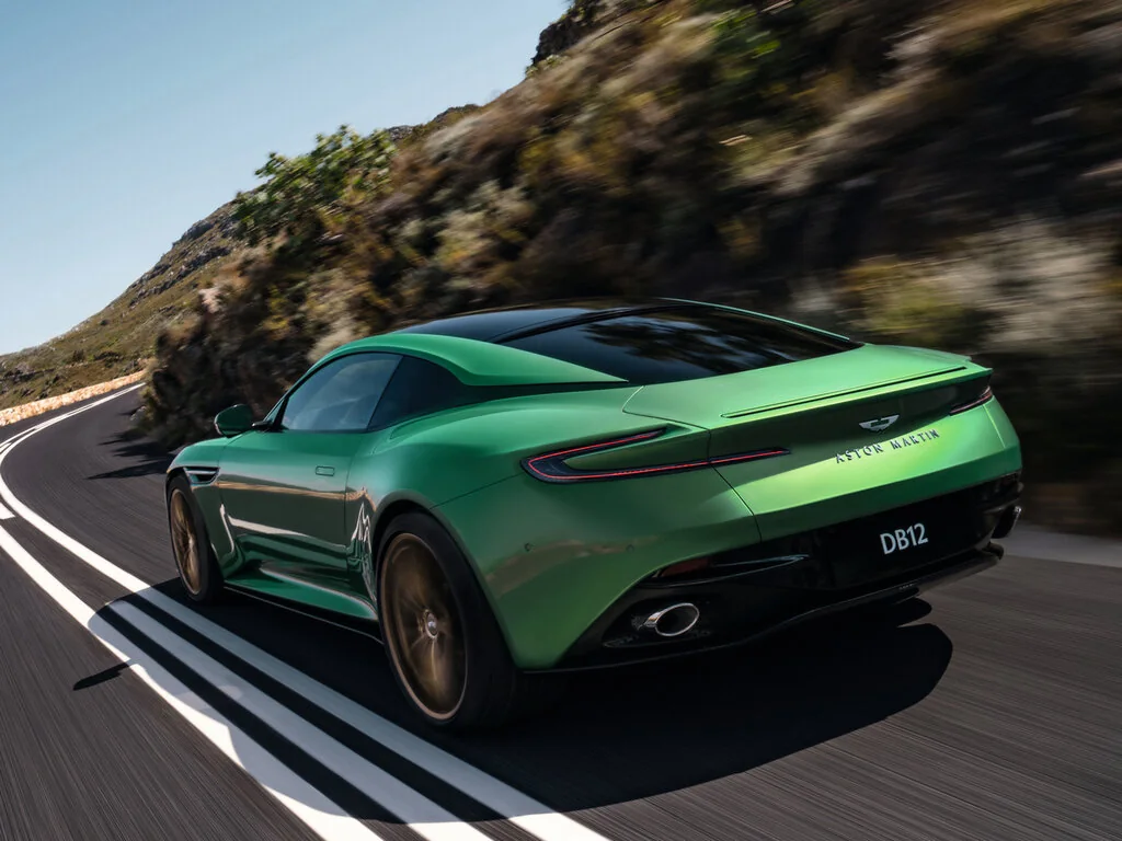 Фото Aston Martin DB12 (2026) — вид сзади, фото 5. Задняя часть крупно: ширина кормы и выпускная система Aston Martin DB12 (2026) — вид сзади, фото 5