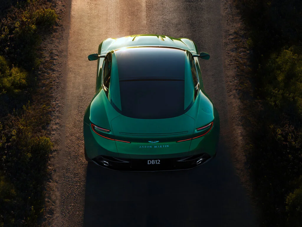 Фото Aston Martin DB12 (2026) — вид сзади, фото 6. Сзади-сбоку: свес кормы и стойка пятой двери Aston Martin DB12 (2026) — вид сзади, фото 6