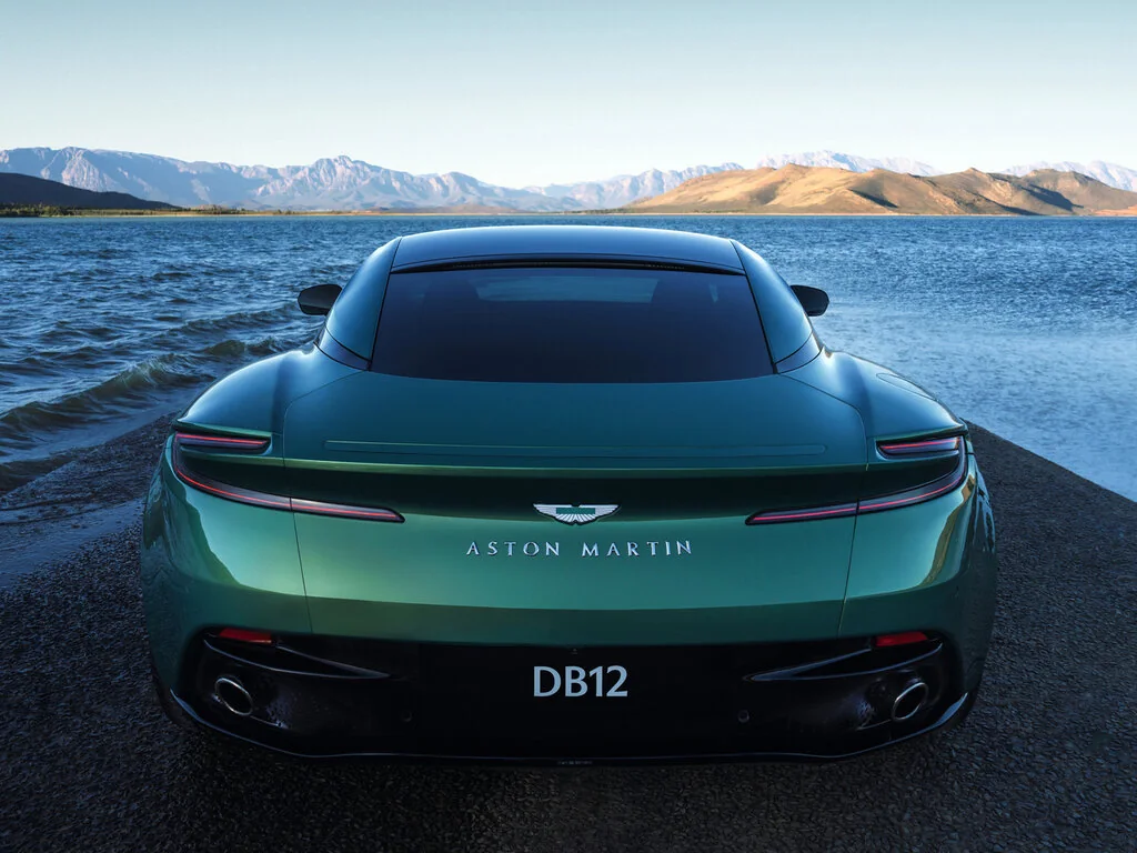 Фото Aston Martin DB12 (2026) — вид сзади, фото 7. Корма: рисунок фонарей, бампер и оформление пятой двери Aston Martin DB12 (2026) — вид сзади, фото 7