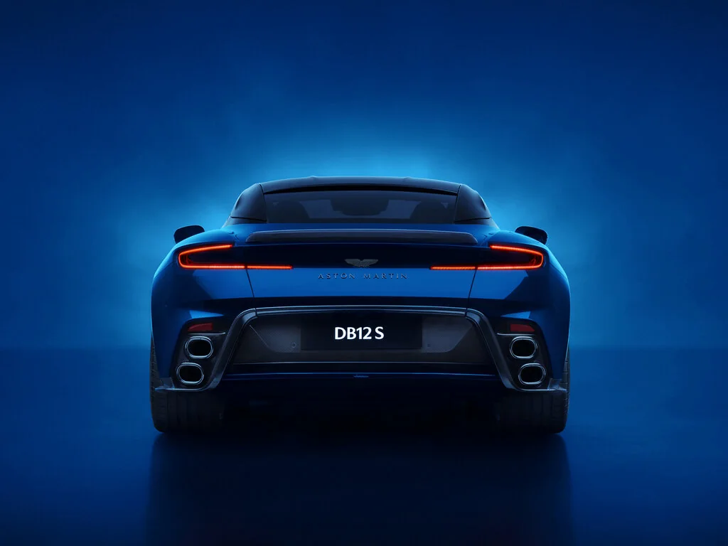 Фото Aston Martin DB12 (2026) — вид сзади, фото 8. Задняя часть крупно: ширина кормы и выпускная система Aston Martin DB12 (2026) — вид сзади, фото 8