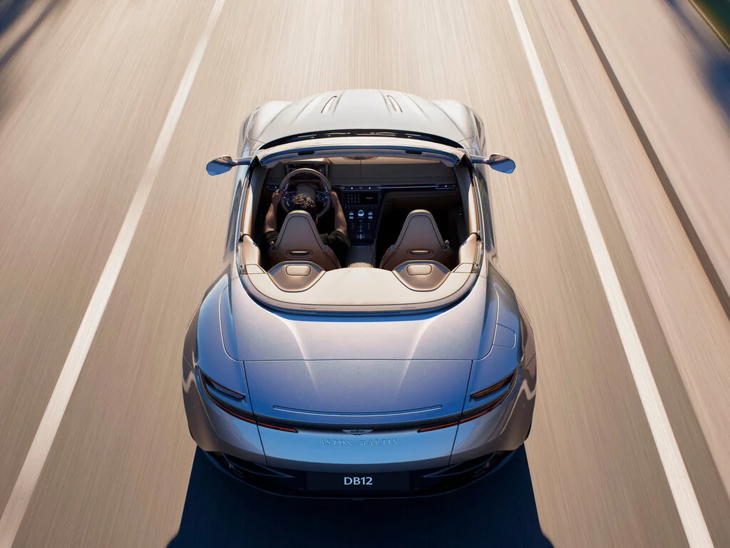 Фото Aston Martin DB12 (2026) — вид сверху. Сверху видно остекление крыши и рейлинги Aston Martin DB12 (2026) — вид сверху