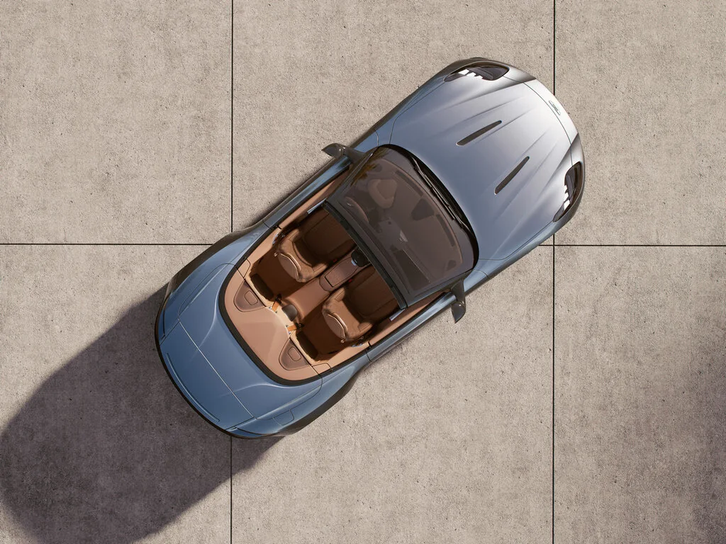 Фото Aston Martin DB12 (2026) — вид сверху, фото 2. Крыша целиком: площадь стекла и линии кузова Aston Martin DB12 (2026) — вид сверху, фото 2
