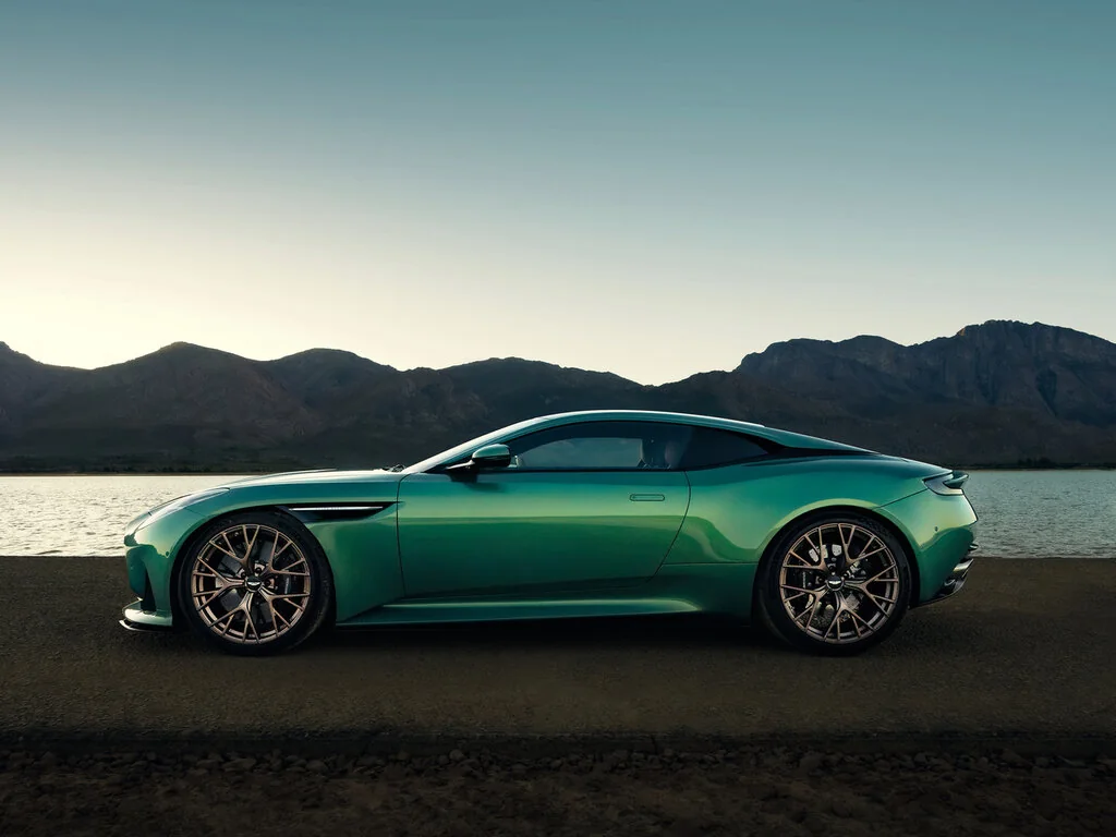 Фото Aston Martin DB12 (2026) — вид сбоку. Профиль: длина кузова, линия крыши и посадка на колёсах Aston Martin DB12 (2026) — вид сбоку