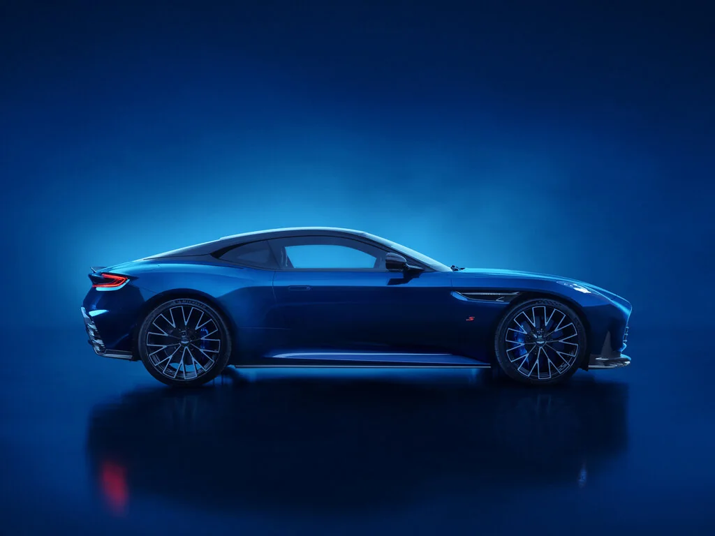 Фото Aston Martin DB12 (2026) — вид сбоку, фото 2. Вид сбоку целиком: колёсная база и размер арок Aston Martin DB12 (2026) — вид сбоку, фото 2
