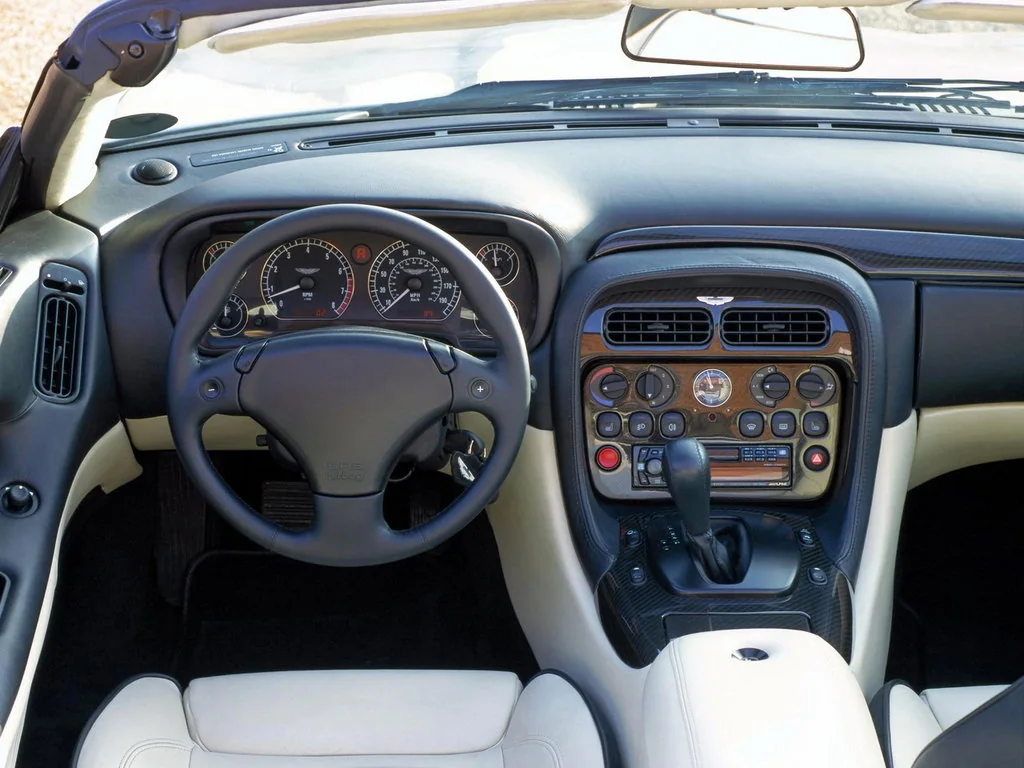 Фото Aston Martin DB7 (2003) — передняя панель. Архитектура передней панели: экраны, дефлекторы и отделка Aston Martin DB7 (2003) — передняя панель