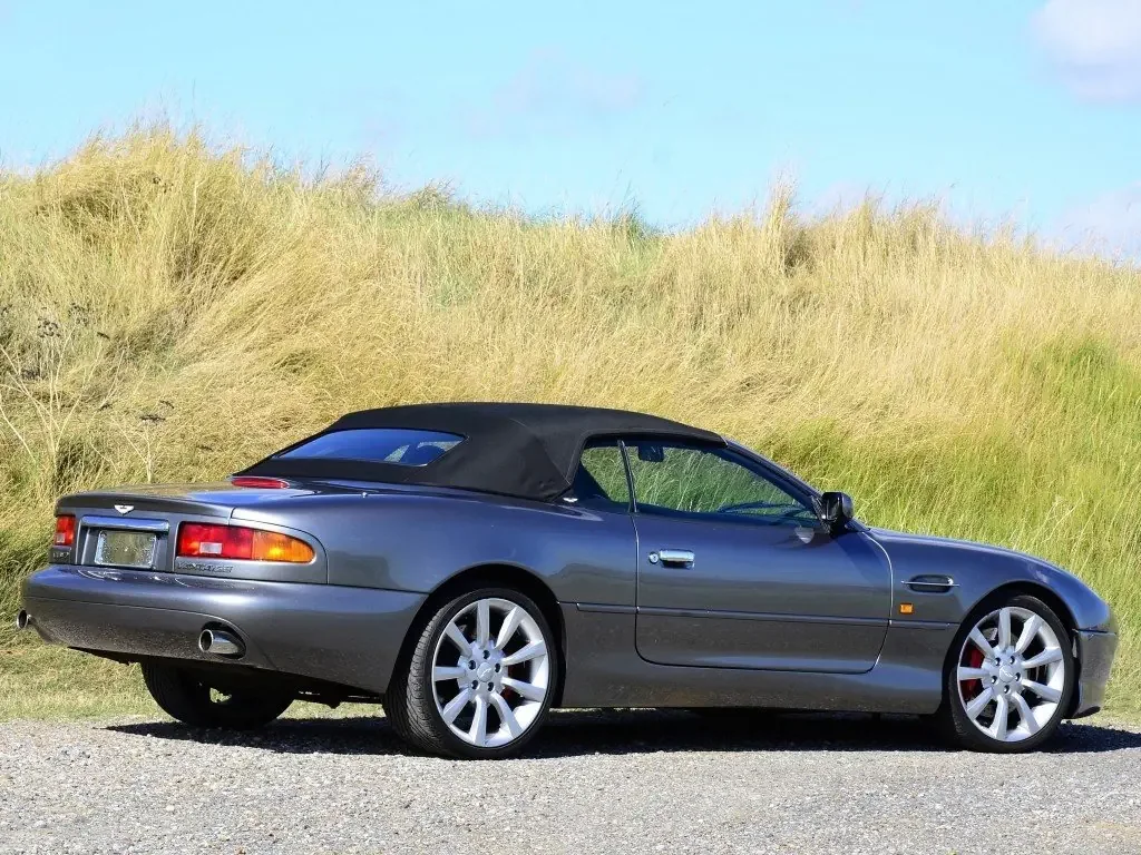 Фото Aston Martin DB7 (2003) — внешний вид, фото 2. Общий вид машины снаружи Aston Martin DB7 (2003) — внешний вид, фото 2