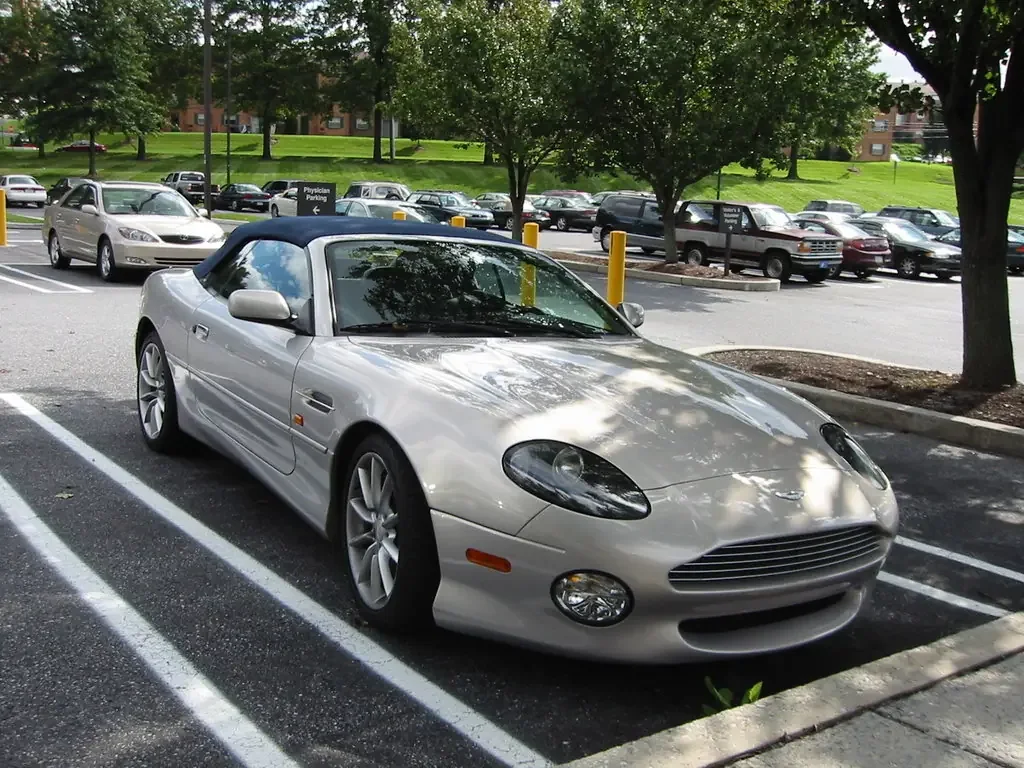 Фото Aston Martin DB7 (2003) — внешний вид, фото 6. Общий вид машины снаружи Aston Martin DB7 (2003) — внешний вид, фото 6