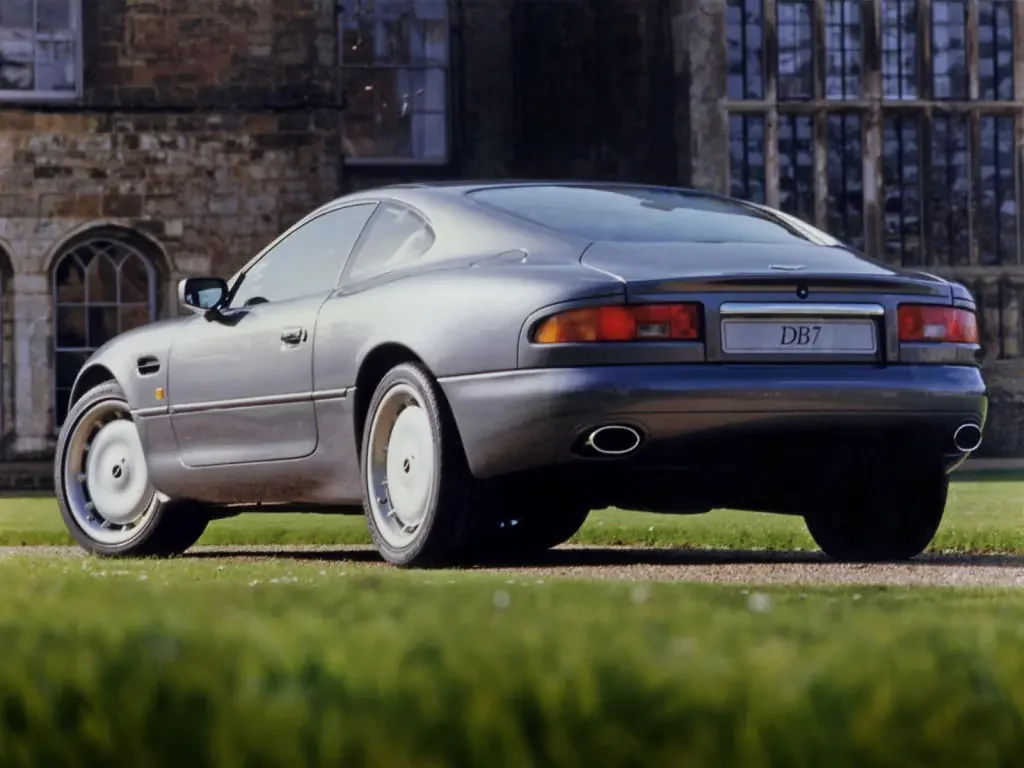 Фото Aston Martin DB7 (2003) — внешний вид, фото 7. Кузов снаружи: пропорции и линии Aston Martin DB7 (2003) — внешний вид, фото 7