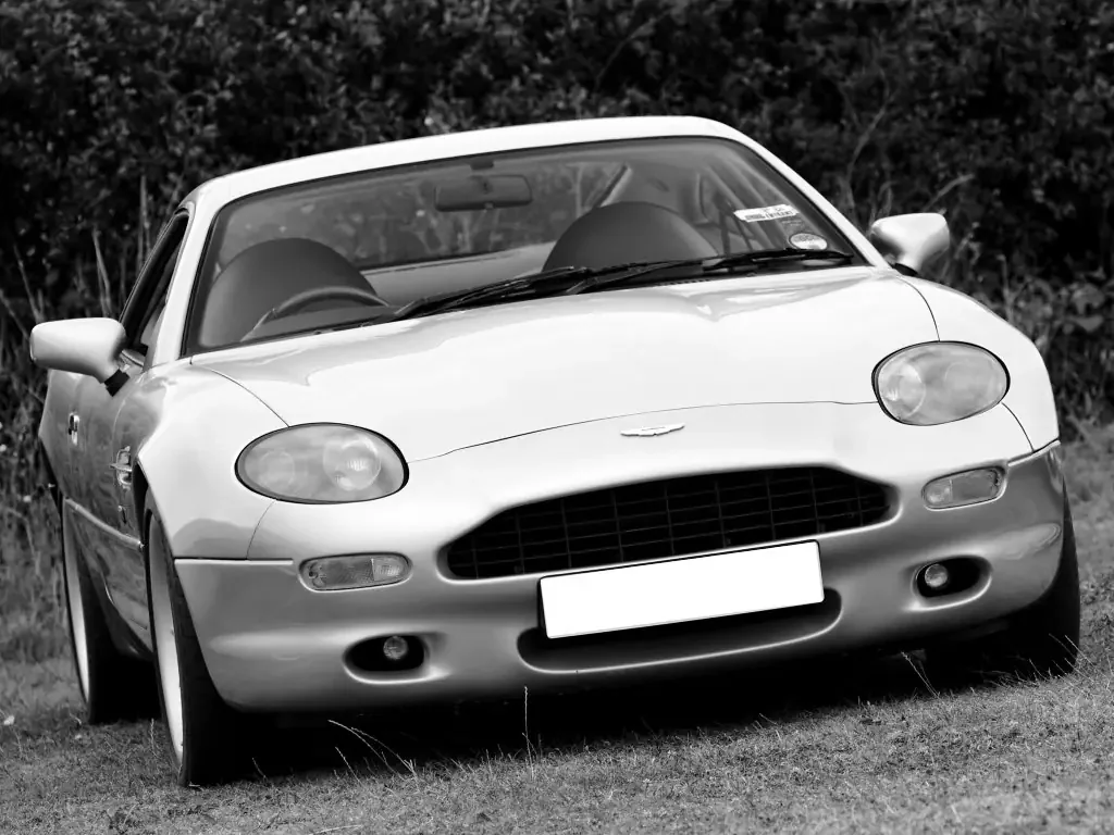Фото Aston Martin DB7 (2003) — вид спереди, фото 2. Передняя часть крупно: рисунок ходовых огней и воздухозаборники Aston Martin DB7 (2003) — вид спереди, фото 2