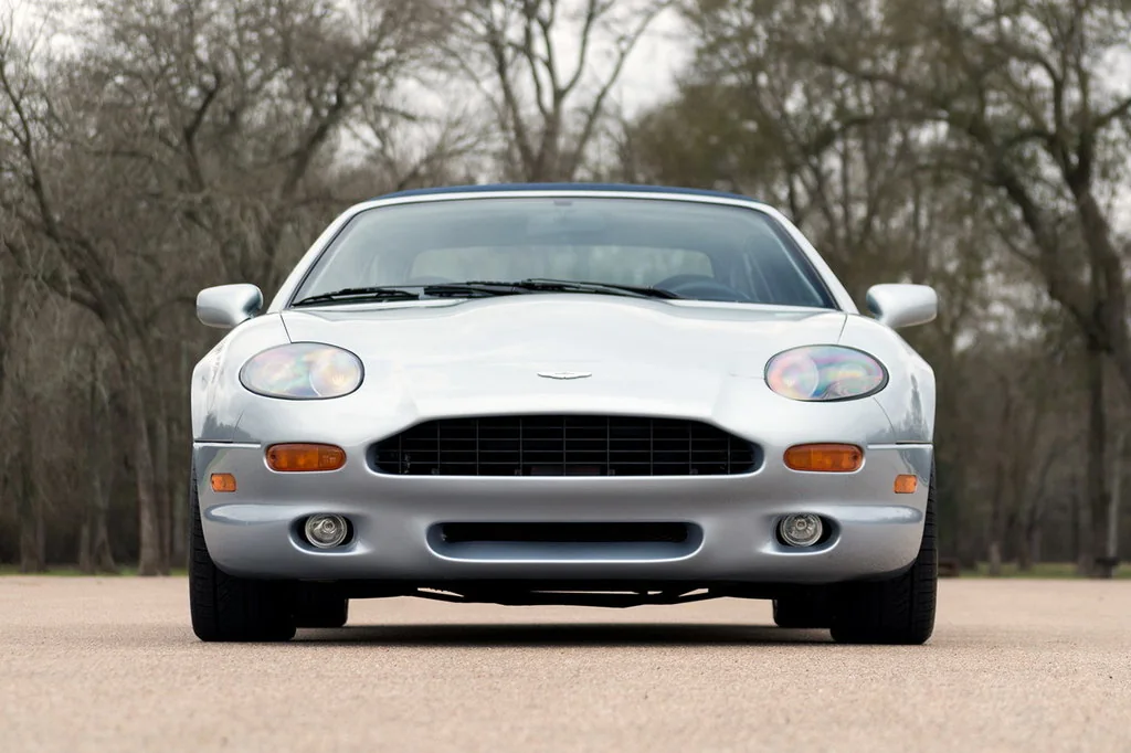Фото Aston Martin DB7 (2003) — вид спереди, фото 3. Три четверти спереди: видно и «лицо», и профиль разом Aston Martin DB7 (2003) — вид спереди, фото 3