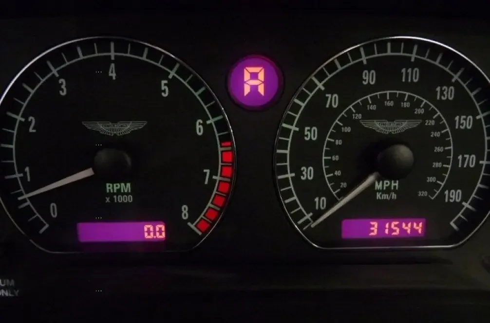 Фото Aston Martin DB7 (2003) — приборная панель. Цифровые приборы за рулём — то, что видит водитель Aston Martin DB7 (2003) — приборная панель