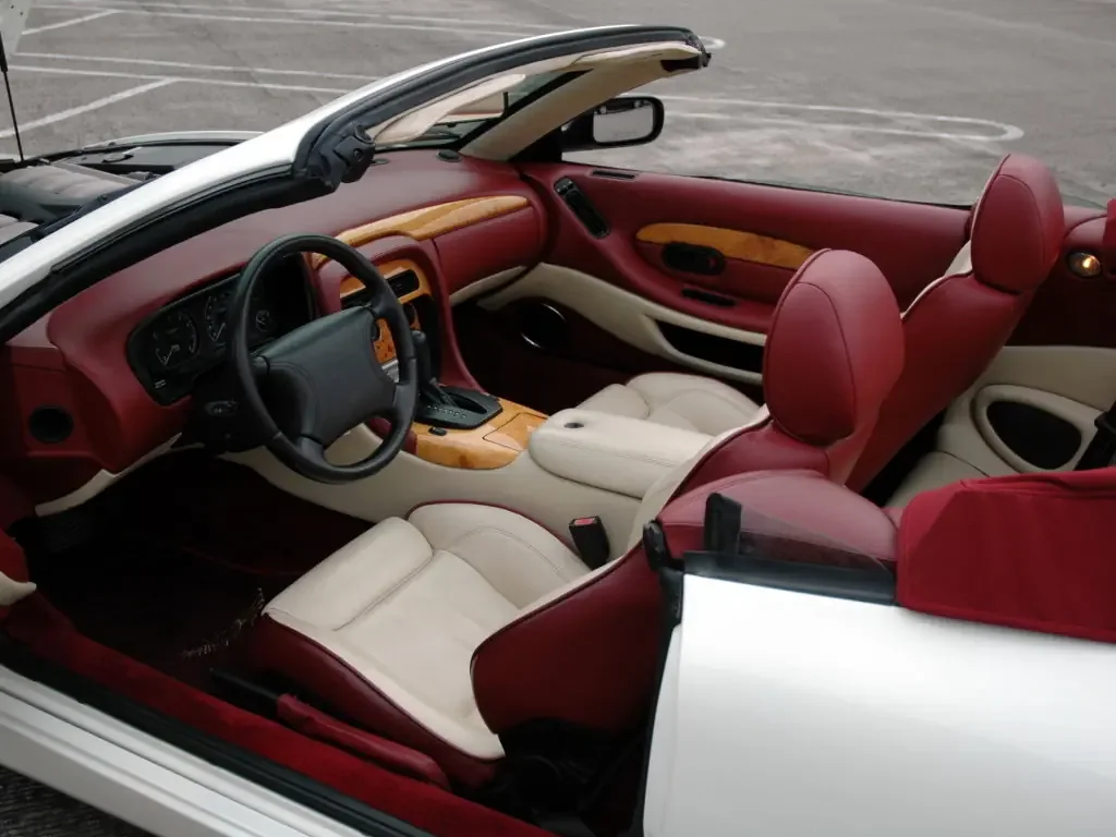 Фото Aston Martin DB7 (2003) — интерьер, фото 4. Общий план салона: панель, консоль и передние кресла Aston Martin DB7 (2003) — интерьер, фото 4