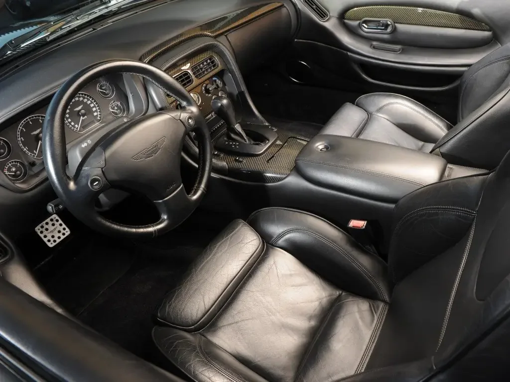 Фото Aston Martin DB7 (2003) — интерьер, фото 5. Салон целиком: как расставлены кресла и что под рукой у водителя Aston Martin DB7 (2003) — интерьер, фото 5