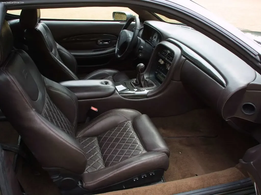 Фото Aston Martin DB7 (2003) — интерьер, фото 7. Общий план салона: панель, консоль и передние кресла Aston Martin DB7 (2003) — интерьер, фото 7
