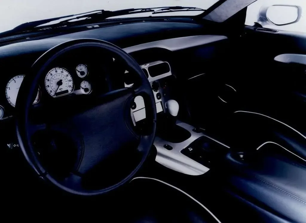 Фото Aston Martin DB7 (2003) — интерьер, фото 8. Салон целиком: как расставлены кресла и что под рукой у водителя Aston Martin DB7 (2003) — интерьер, фото 8