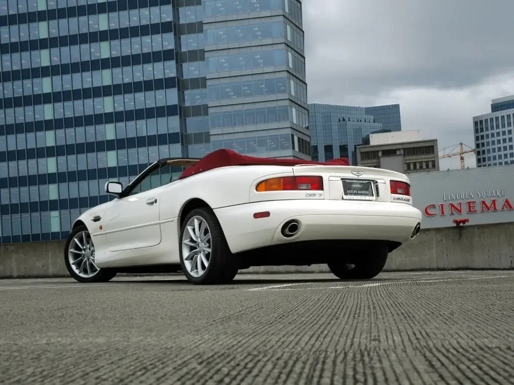 Фото Aston Martin DB7 (2003) — вид сзади. Корма: рисунок фонарей, бампер и оформление пятой двери Aston Martin DB7 (2003) — вид сзади