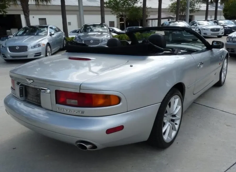 Фото Aston Martin DB7 (2003) — вид сзади, фото 2. Задняя часть крупно: ширина кормы и выпускная система Aston Martin DB7 (2003) — вид сзади, фото 2