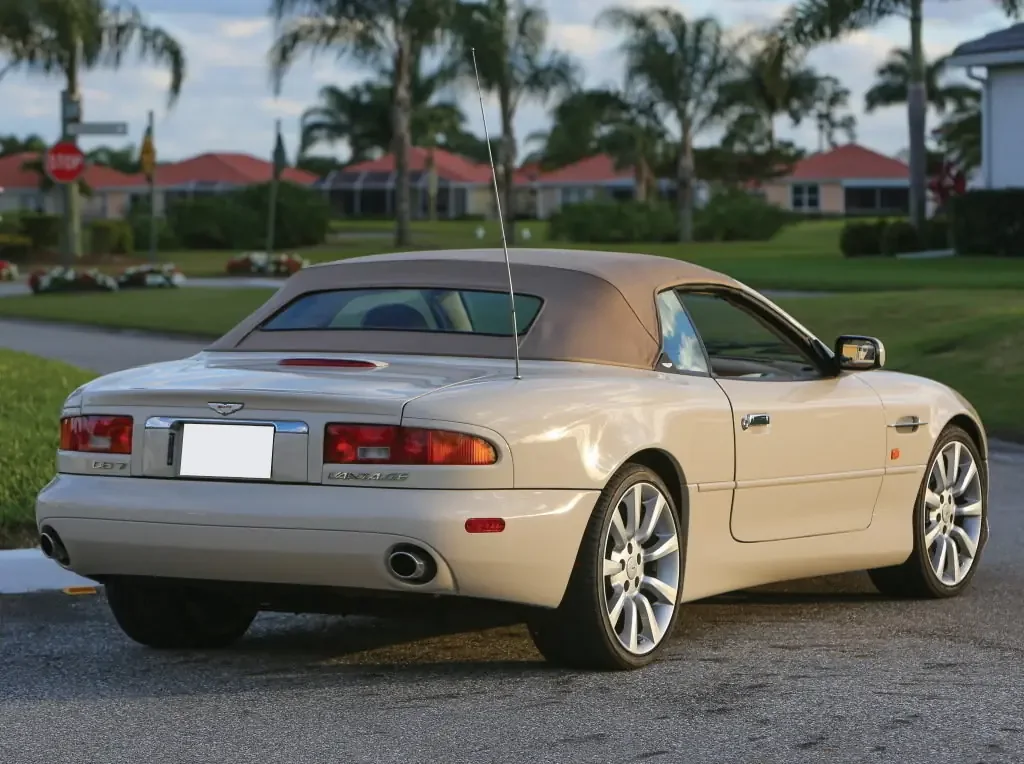 Фото Aston Martin DB7 (2003) — вид сзади, фото 3. Сзади-сбоку: свес кормы и стойка пятой двери Aston Martin DB7 (2003) — вид сзади, фото 3