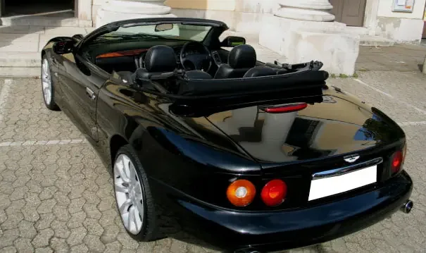 Фото Aston Martin DB7 (2003) — вид сзади, фото 4. Корма: рисунок фонарей, бампер и оформление пятой двери Aston Martin DB7 (2003) — вид сзади, фото 4