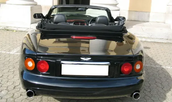 Фото Aston Martin DB7 (2003) — вид сзади, фото 5. Задняя часть крупно: ширина кормы и выпускная система Aston Martin DB7 (2003) — вид сзади, фото 5