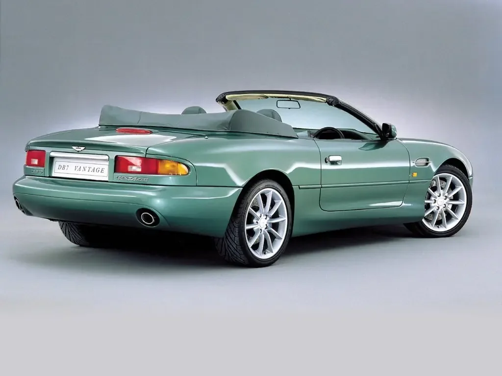 Фото Aston Martin DB7 (2003) — вид сзади, фото 6. Сзади-сбоку: свес кормы и стойка пятой двери Aston Martin DB7 (2003) — вид сзади, фото 6