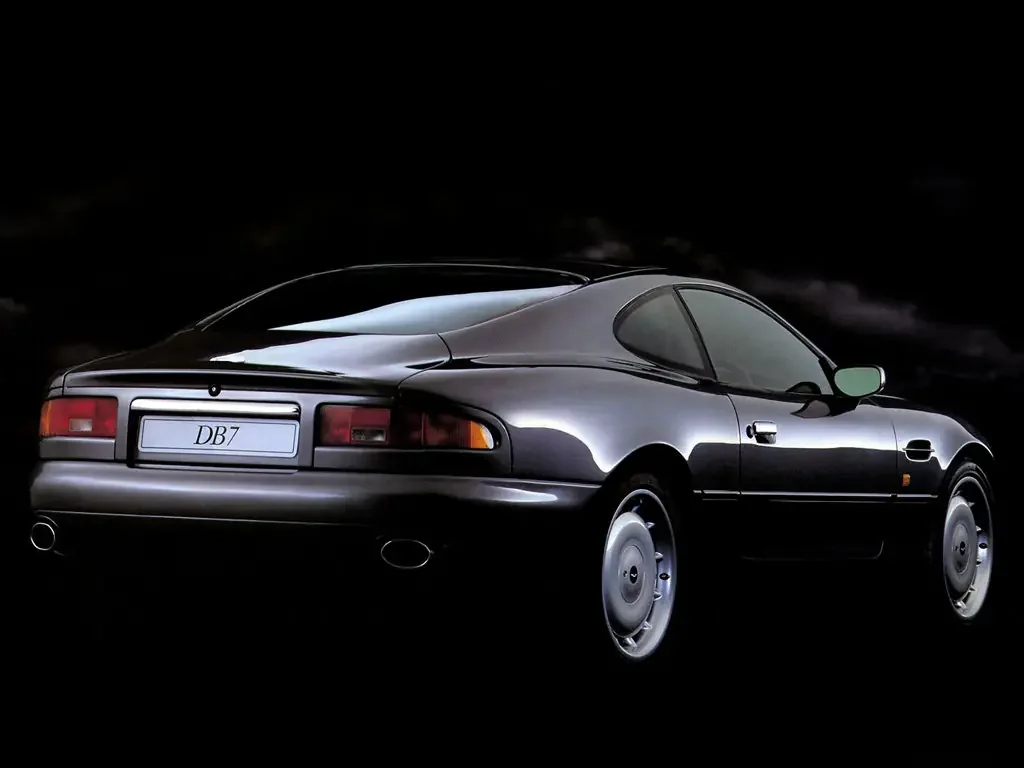 Фото Aston Martin DB7 (2003) — вид сзади, фото 7. Корма: рисунок фонарей, бампер и оформление пятой двери Aston Martin DB7 (2003) — вид сзади, фото 7