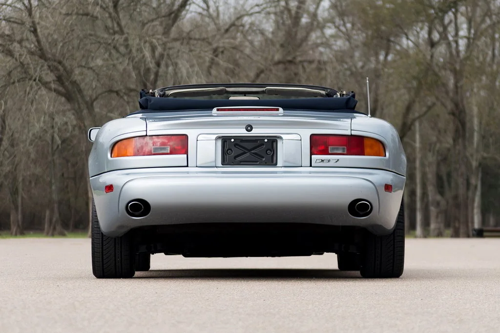 Фото Aston Martin DB7 (2003) — вид сзади, фото 8. Задняя часть крупно: ширина кормы и выпускная система Aston Martin DB7 (2003) — вид сзади, фото 8