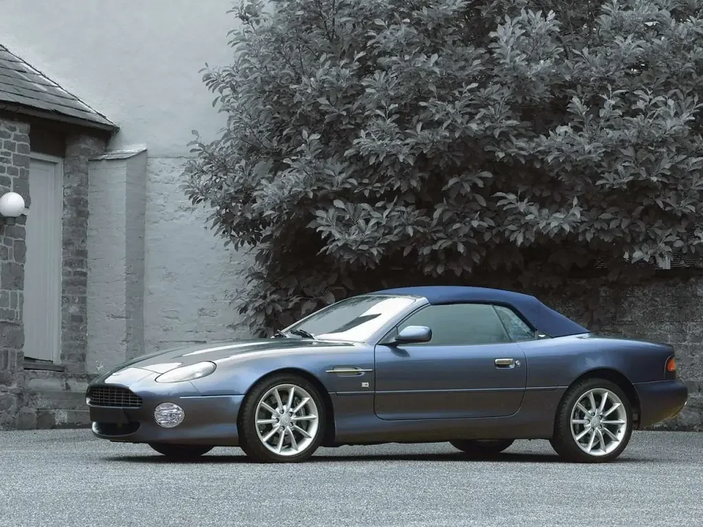 Фото Aston Martin DB7 (2003) — вид сбоку, фото 4. Профиль: длина кузова, линия крыши и посадка на колёсах Aston Martin DB7 (2003) — вид сбоку, фото 4