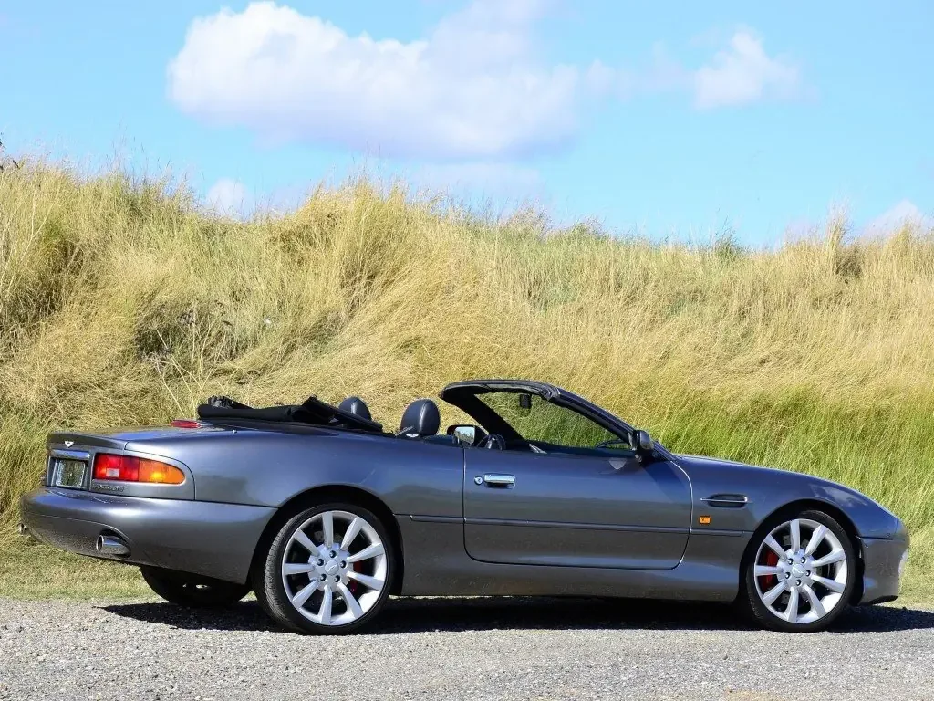 Фото Aston Martin DB7 (2003) — вид сбоку, фото 5. Вид сбоку целиком: колёсная база и размер арок Aston Martin DB7 (2003) — вид сбоку, фото 5