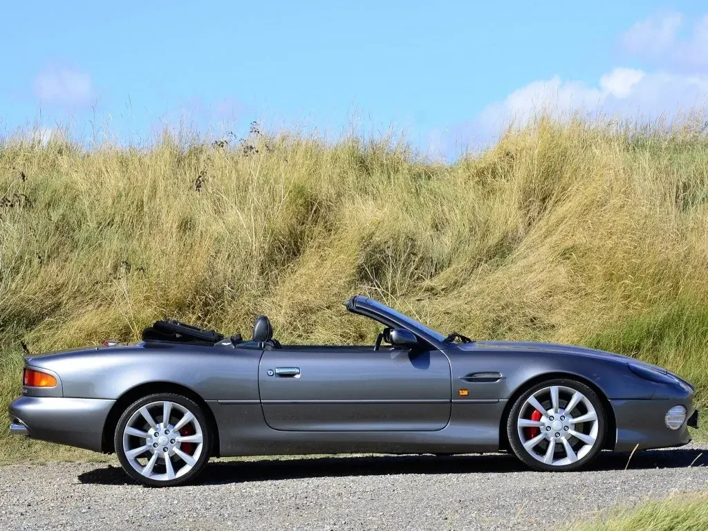 Фото Aston Martin DB7 (2003) — вид сбоку, фото 6. Профиль в движении: пропорции кузова на ходу Aston Martin DB7 (2003) — вид сбоку, фото 6