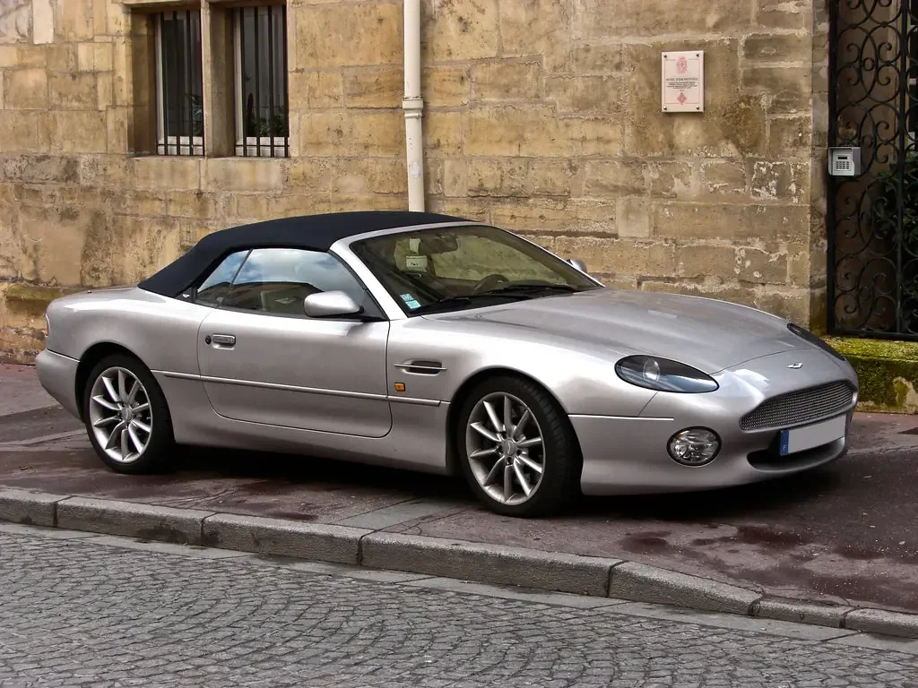 Фото Aston Martin DB7 (2003) — вид сбоку, фото 7. Профиль: длина кузова, линия крыши и посадка на колёсах Aston Martin DB7 (2003) — вид сбоку, фото 7