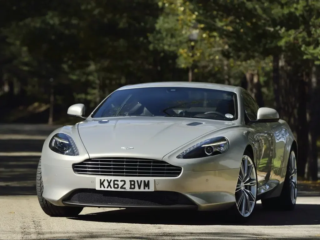 Фото Aston Martin DB9 (2016) — вид спереди, фото 5. Передняя часть крупно: рисунок ходовых огней и воздухозаборники Aston Martin DB9 (2016) — вид спереди, фото 5