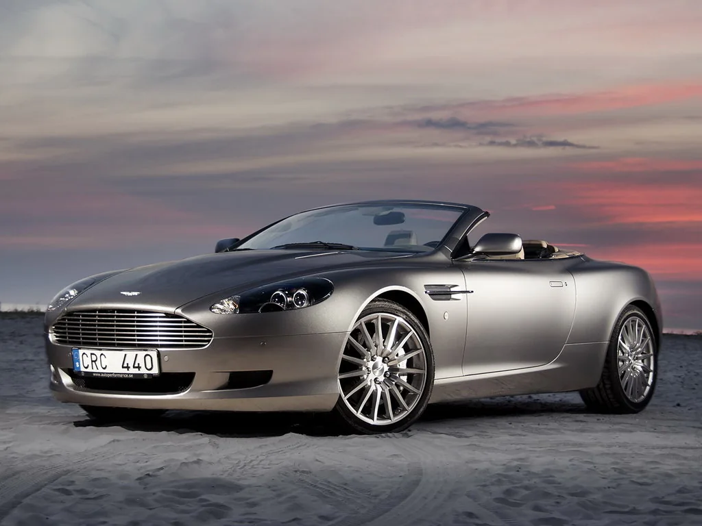 Фото Aston Martin DB9 (2016) — вид спереди, фото 7. Анфас: решётка, форма фар и бампер — по ним модель и узнают на дороге Aston Martin DB9 (2016) — вид спереди, фото 7