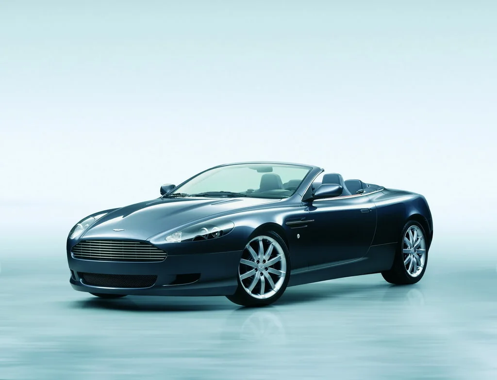 Фото Aston Martin DB9 (2016) — вид спереди, фото 8. Передняя часть крупно: рисунок ходовых огней и воздухозаборники Aston Martin DB9 (2016) — вид спереди, фото 8