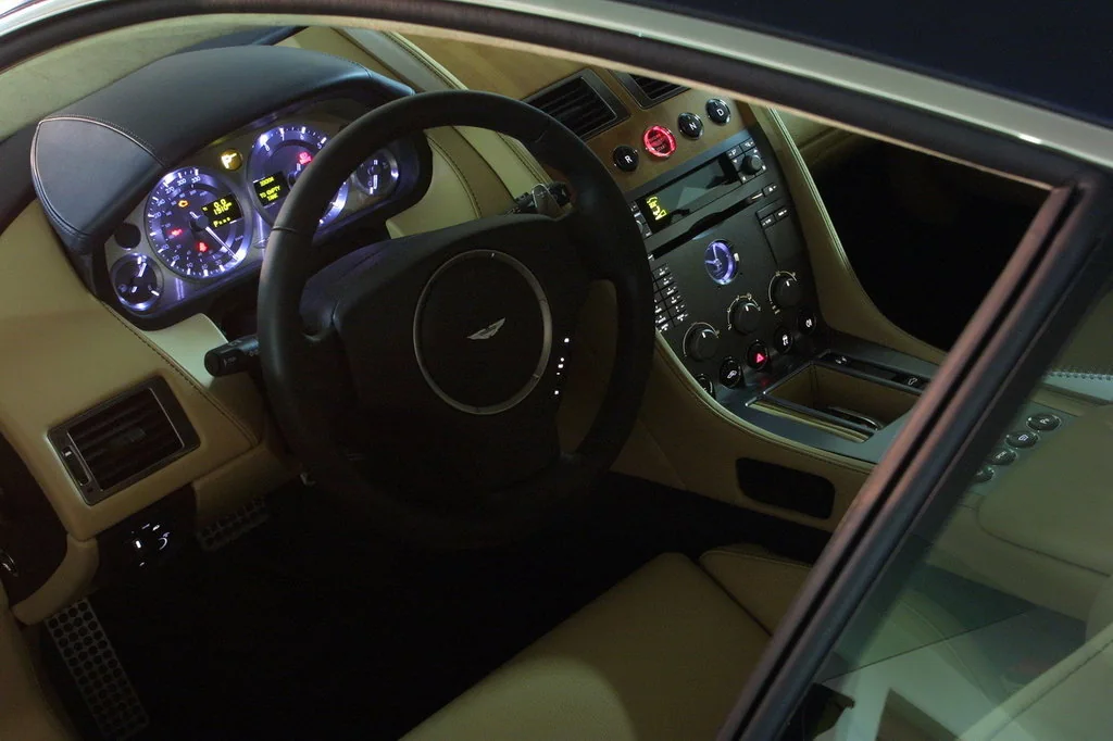 Фото Aston Martin DB9 (2016) — интерьер, фото 2. Салон целиком: как расставлены кресла и что под рукой у водителя Aston Martin DB9 (2016) — интерьер, фото 2