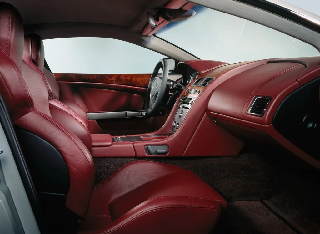 Фото Aston Martin DB9 (2016) — интерьер, фото 3. Обзор салона: отделка, стыки панелей и рабочее место водителя Aston Martin DB9 (2016) — интерьер, фото 3