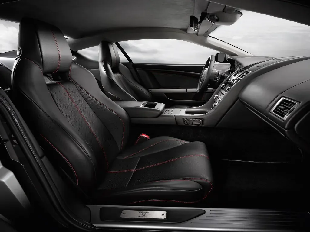 Фото Aston Martin DB9 (2016) — интерьер, фото 4. Общий план салона: панель, консоль и передние кресла Aston Martin DB9 (2016) — интерьер, фото 4