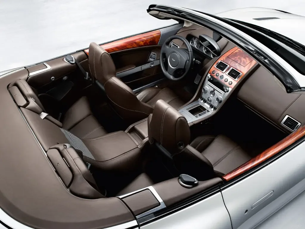 Фото Aston Martin DB9 (2016) — интерьер, фото 5. Салон целиком: как расставлены кресла и что под рукой у водителя Aston Martin DB9 (2016) — интерьер, фото 5