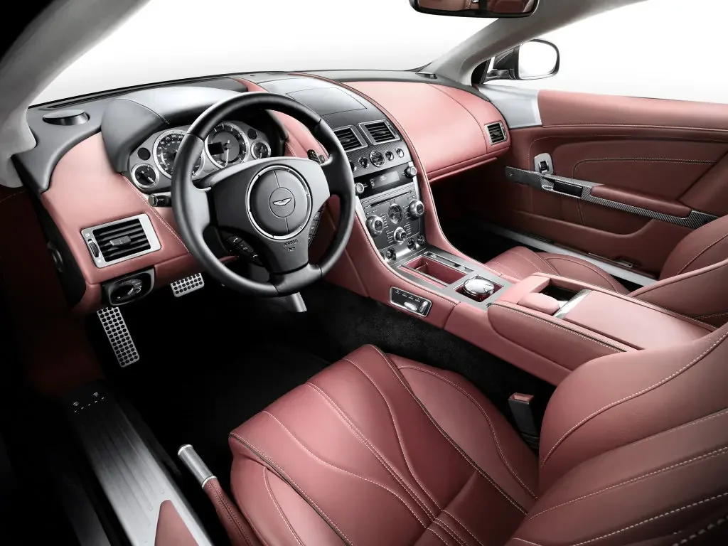 Фото Aston Martin DB9 (2016) — интерьер, фото 6. Обзор салона: отделка, стыки панелей и рабочее место водителя Aston Martin DB9 (2016) — интерьер, фото 6