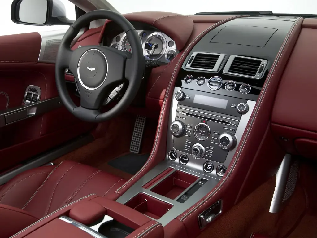 Фото Aston Martin DB9 (2016) — интерьер, фото 7. Общий план салона: панель, консоль и передние кресла Aston Martin DB9 (2016) — интерьер, фото 7