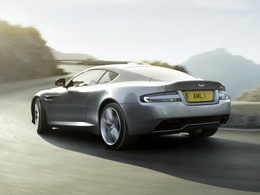 Aston Martin DB9 (2016) — вид сзади
