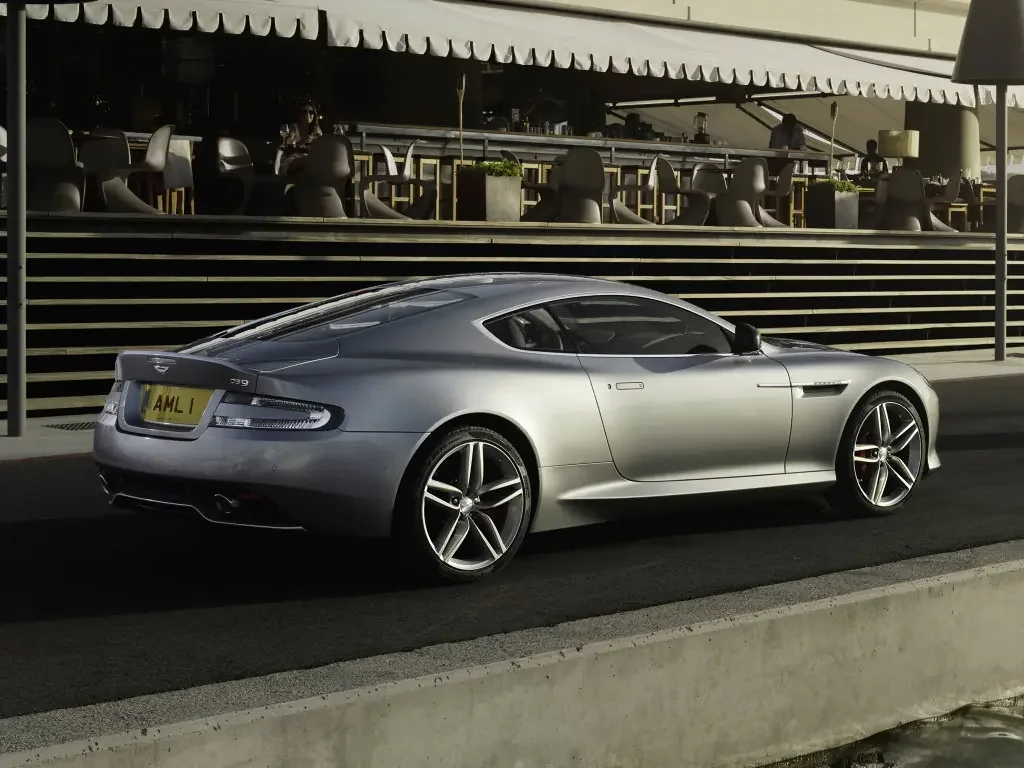 Aston Martin DB9 (2016) — вид сзади, фото 2