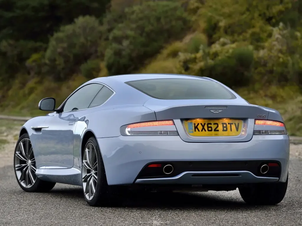 Фото Aston Martin DB9 (2016) — вид сзади, фото 4. Корма: рисунок фонарей, бампер и оформление пятой двери Aston Martin DB9 (2016) — вид сзади, фото 4