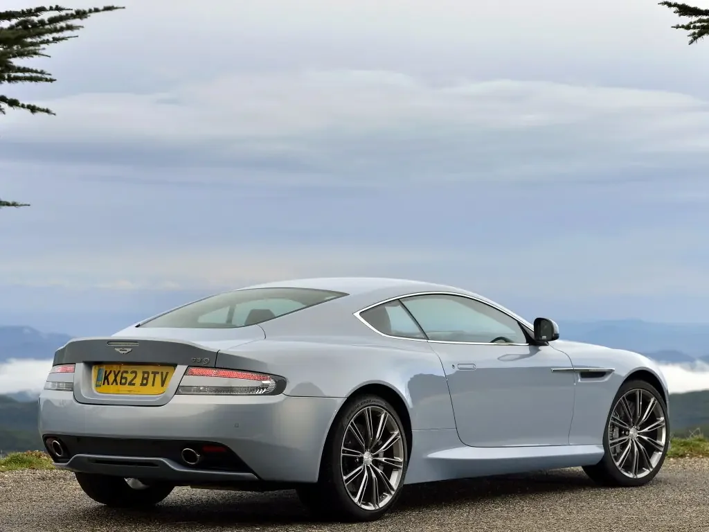 Фото Aston Martin DB9 (2016) — вид сзади, фото 5. Задняя часть крупно: ширина кормы и выпускная система Aston Martin DB9 (2016) — вид сзади, фото 5