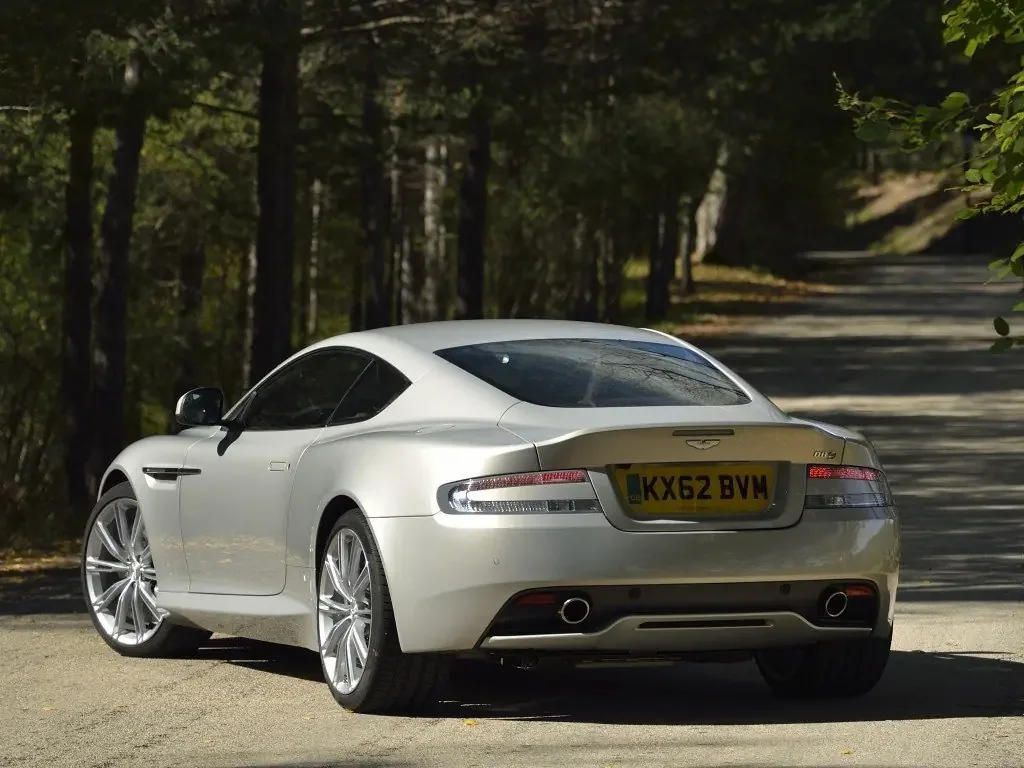 Фото Aston Martin DB9 (2016) — вид сзади, фото 6. Сзади-сбоку: свес кормы и стойка пятой двери Aston Martin DB9 (2016) — вид сзади, фото 6