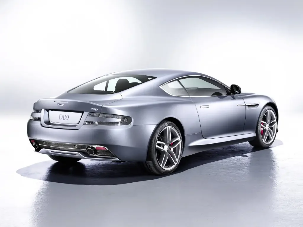Фото Aston Martin DB9 (2016) — вид сзади, фото 7. Корма: рисунок фонарей, бампер и оформление пятой двери Aston Martin DB9 (2016) — вид сзади, фото 7