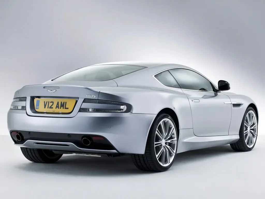 Фото Aston Martin DB9 (2016) — вид сзади, фото 8. Задняя часть крупно: ширина кормы и выпускная система Aston Martin DB9 (2016) — вид сзади, фото 8