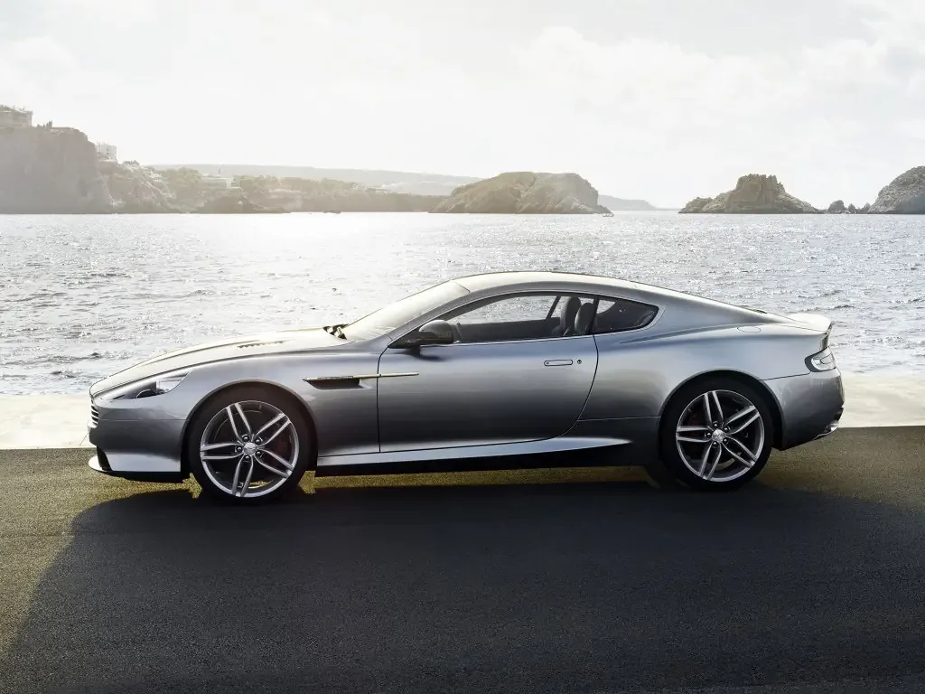 Фото Aston Martin DB9 (2016) — вид сбоку. Профиль: длина кузова, линия крыши и посадка на колёсах Aston Martin DB9 (2016) — вид сбоку