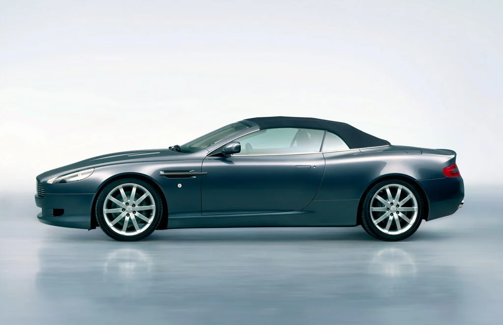 Фото Aston Martin DB9 (2016) — вид сбоку, фото 5. Вид сбоку целиком: колёсная база и размер арок Aston Martin DB9 (2016) — вид сбоку, фото 5